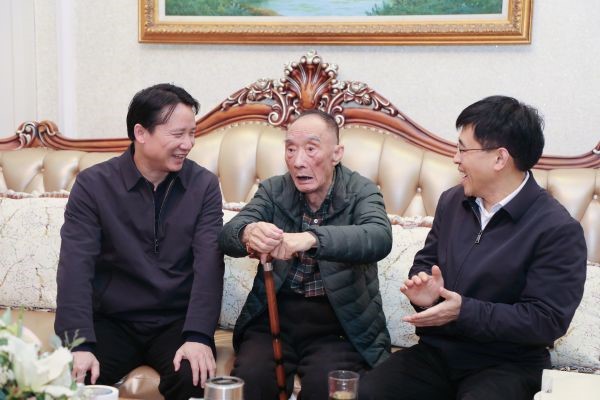 丁雄军、李静仁走访慰问老领导邹开良