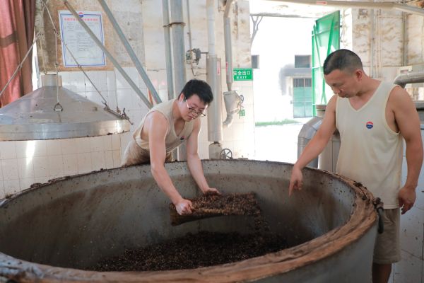 余兴鸿（左）在邹良洪（右）指导下上甑