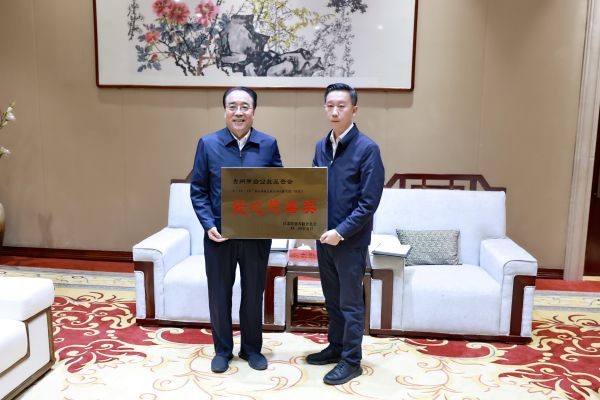 甘肃省慈善联合总会副会长李杰，副会长兼秘书长李瑞奇出席座谈。