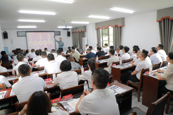 学员们正在红色培训基地参训